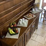 Le Logis Du Petit Lay Bed & Breakfast