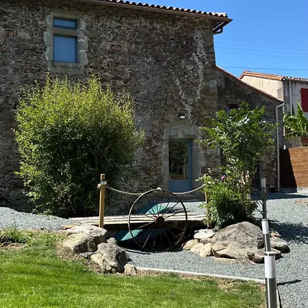 Le Logis Du Petit Lay ベッド・アンド・ブレックファスト レ・ゼルビエ